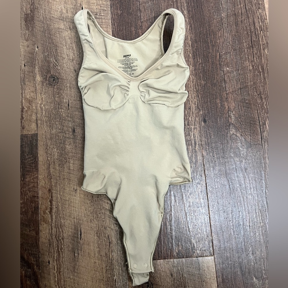 NWOT Skims seamless sculpt scoop neck thong bodysuit